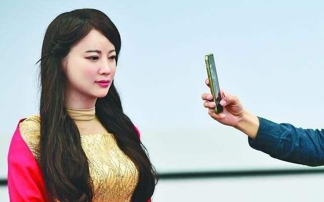 中国美女机器人惊艳全球！表情丰富会说话，上市1小时售出10000个