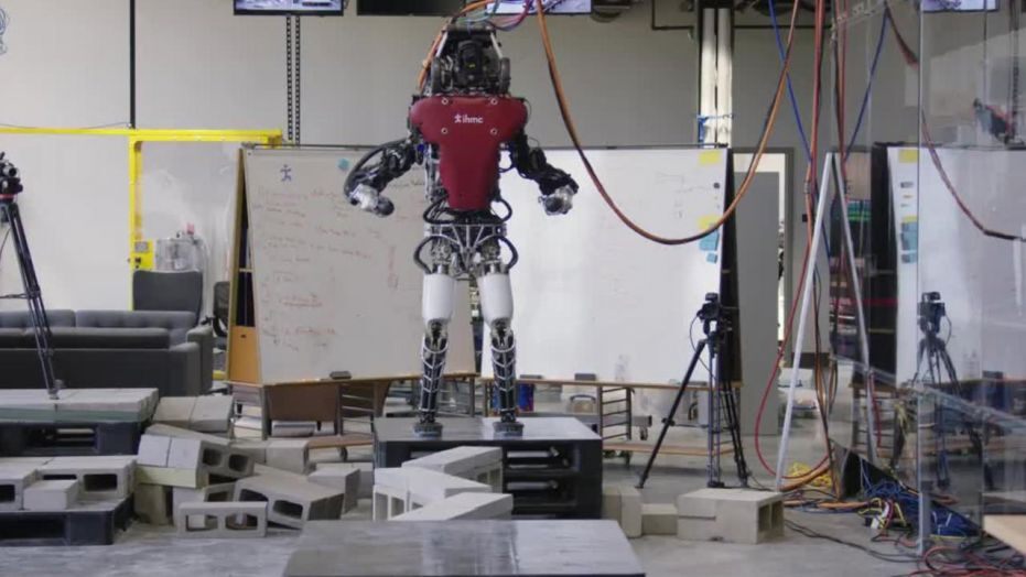 波士顿动力双足机器人完成超难度行走测试 走的比人类还好